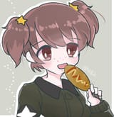 alisa eating a corndog