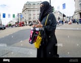 london-england-uk-muslim-woman-in-oxford-circus-wearing-a-hijab-and-KYNK6W