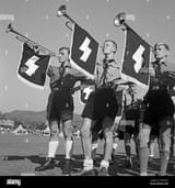 drei-trompeter-des-musikzuges-jungvolk-blasen-zum-antreten-im-hitlerjugend-lagerbier-osterreich-1930er-jahre-drei-bugle-jungs-der-jungvolk-bloweing-ihre-clarion-aufforderung-zur-musterung-an-der-hitler-jugend-camp-osterreich-1930-2a2gd7a
