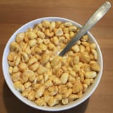 Kellogg&#039;s_Corn_POPS_–_Sweetened_Corn_Cereal,_with_milk