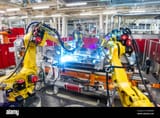 wolfsburg-deutschland-01-mar-2019-die-unterstruktur-eines-volkswagen-ist-im-vw-werk-durch-schweissen-roboter-der-fanuc-marke-verarbeitet-credit-christophe-kirschtortedpaalamy-leben-nachrichten-rw28mm