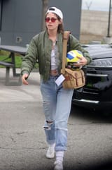kristen-stewart-arrives-back-to-her-home-in-los-angeles-01-04-2023-6