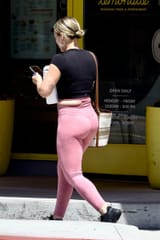 curvy-ass-hilary-duff-pink-leggings-3