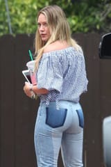 hilary-duff-in-blue-jeans-and-summer-top-out-in-studio-city-los-angeles-240717_2