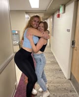 EFUSK5E6TYJUG_who-is-the-tall-girl-in-blue