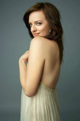 411090-1672x2508-mobile-hd-elisabeth-moss-wallpaper-image