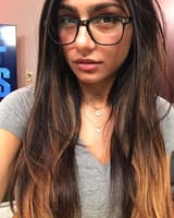 mia-khalifa-eyeglass-selfie-d7pfaqrvfcv8fz3s