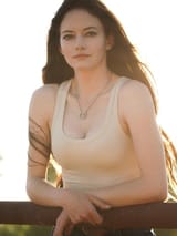 mackenzie-foy-v0-bkhqtl4ajb8f1