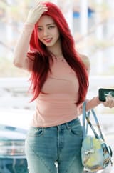 240404-ITZY-Yuna-at-Incheon-International-Airport-documents-3