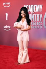 Jessie-Murph-and-her-pig-Wilbur-Photo-Courtesy-of-ACM-Awards-5
