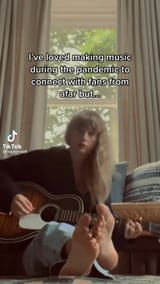 Taylor-Swift-Feet-6006104