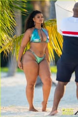 ashanti-wears-sexy-bikinis-in-florida-06