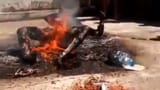 Man-burned-alive-until-he-turned-into-charcoal-from-rotten-burnt-flesh-Photo-0001-Video-Thumb-560x315