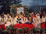 Maharishi_Mahesh_Yogi,_the_Beatles_and_companions_in_Rishikesh_1968