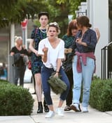 38616d5ab303b8bf2a200a55dd85b933b8-15-kristen-stewart-middle-finger-007.2x.w710