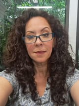 older-curly-girl-v0-oqfnvka4fm3d1
