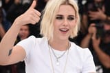 kristen-stewart-blonde-thumbs-up-short-hair-wallpaper-preview