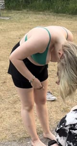 423425