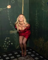 Sydney-Sweeney-Red-Dress-Cleavage-2