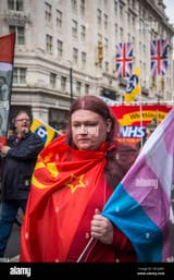 transperson-verpackt-in-kommunistische-flagge-mit-trans-flagge-may-day-international-workers-day-rally-london-england-uk-01052023-2r1j2m1