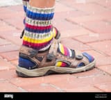 mann-tragt-bunte-socken-mit-sandalen-2d16epm