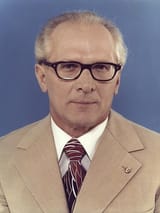 500px-Bundesarchiv_Bild_183-R1220-401,_Erich_Honecker_(cropped)