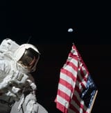 1024px-Astronaut_Harrison_&#039;Jack&#039;_Schmitt,_American_Flag,_and_Earth_(Apollo_17_EVA-1)