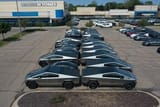 3d54954c-tesla-deborde-ses-voitures-neuves-finissent-sur-des-parkings-loues-transformes-en-depotoirs__w380