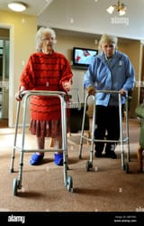 a-couple-of-elderly-residents-at-a-north-east-london-nursing-home-GB9TWG-550026304