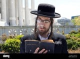 hasidic-orthodox-jewish-man-reading-the-torah-in-front-of-the-us-supreme-ENRTX2