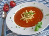 1062141-960x720-tomatensuppe-mit-nudeln-und-basilikum