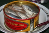 Serving_Surströmming