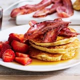 banana-pancakes-with-streaky-bacon-and-maple-syrup-105362-1