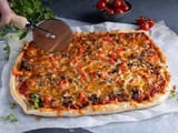 langpannepizza-med-kjottdeig-lok-og-paprika