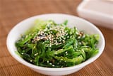 Wakame_Sesame_Salad_with_Pickled_Onion_Garnish_0