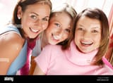 portrait-of-3-girls-laughing-A5XB8N