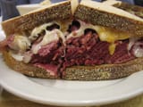1280px-Katz&#039;s_Deli_-_Lunch
