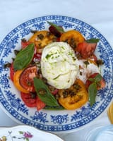 z pomidorami, pesto, prażonymi kaparami, olejem szczypiorkowym i bazylią