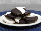 20220519182832-blackwhitecookies