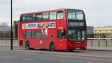 Arriva_London_Enviro_400_LJ60_AVZ_T152,_London_Bridge_20.2.16_(25402826418)