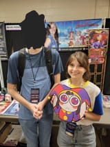 i-got-to-meet-pomnis-voice-actor-lizze-freeman-at-east-v0-l84cp3n63iyc1