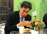 330px-Ed_Miliband_bacon_sandwich[1]