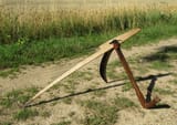 Sichte_und_Mahdhaken_aufgestellt_(Alupus)