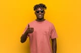 young-casual-black-man-wearing-sunglasses-smiling-raising-thumb-up_1187-30182