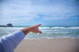 man-pointing-sea_218381-563
