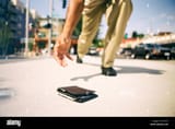 man-loses-wallet-on-city-street-G13ET0