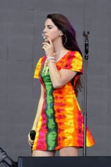 Lana-Del-Rey-smokes-on-stage