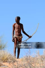 bushman-tribesman-sobre-dunas-del-kalahari[1]