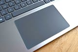 Screenshot 2025-06-18 at 08-33-32 Closeup-of-Microsoft-Surface-Laptop-7-trackpad.jpg (imagem JPEG 1024 × 682 pixels)