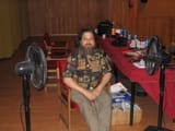 richard stallman in sevilla being cooled by oscillating fans